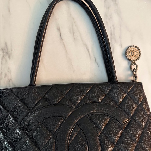 CHANEL Medallion Shoulder Bag Medium Black Leather Caviar Tote Quilted - Picture 14 of 14